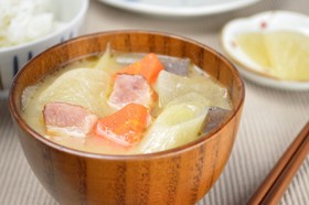 具材たっぷり！ベーコンの豚汁