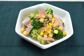 ハムとブロッコリーのおかかマヨ和え