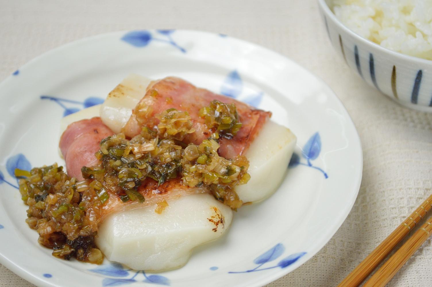 もちベーコン　焦がしネギソースがけ