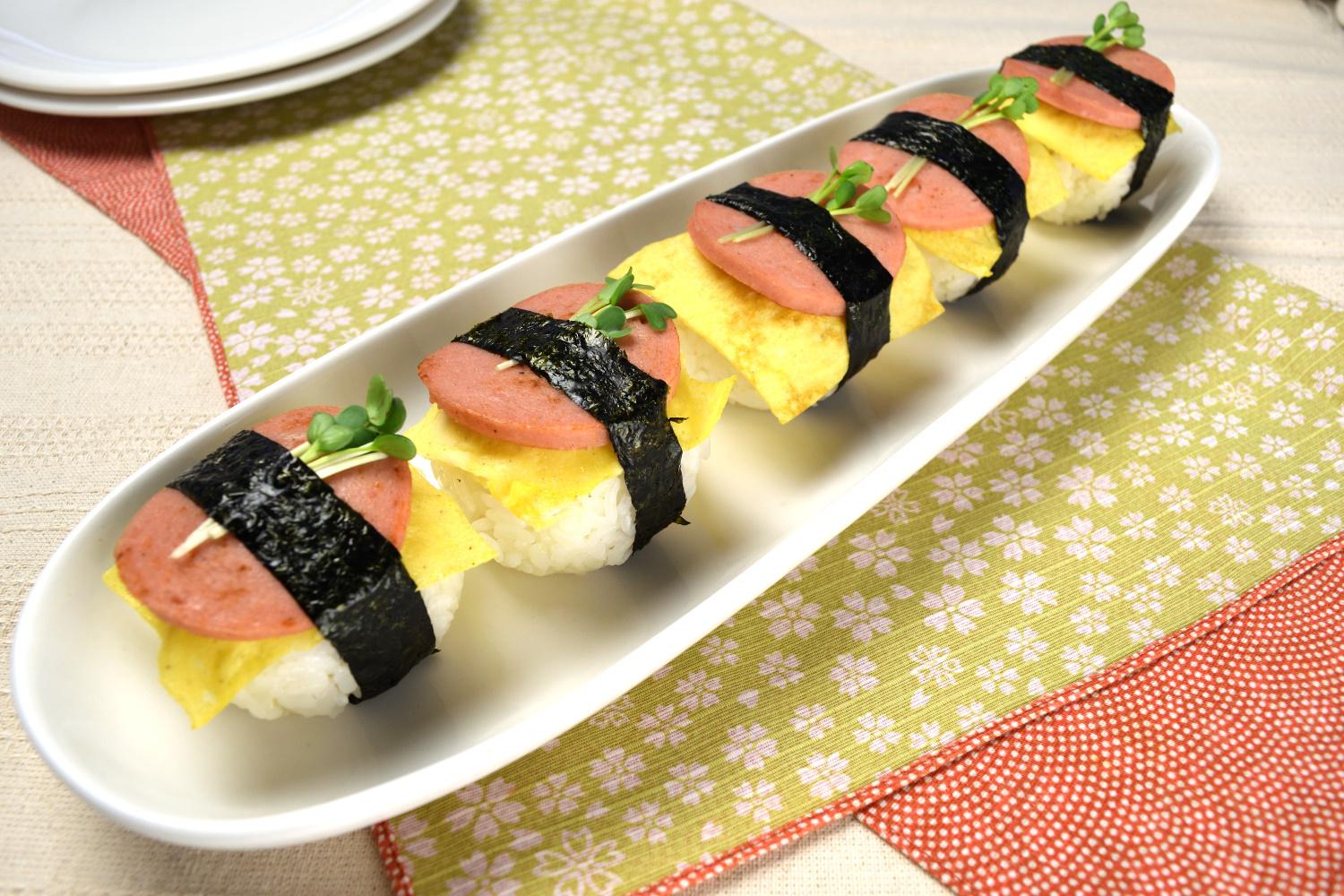 ひな祭りに♪スパム風ソーセージおにぎり