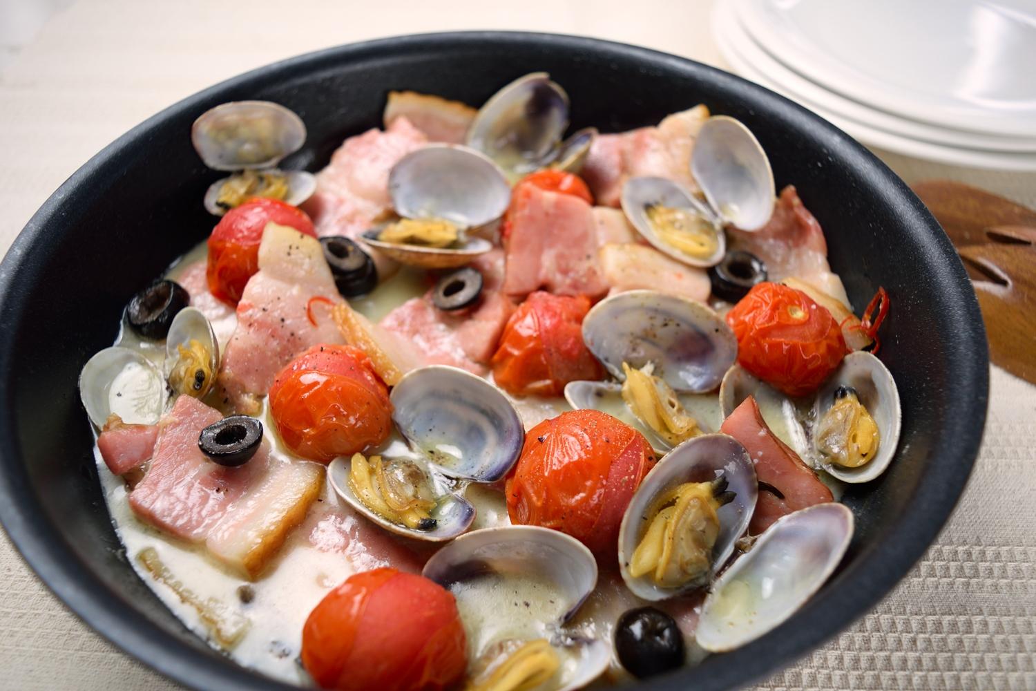 ベーコンとあさりのアクアパッツァ'